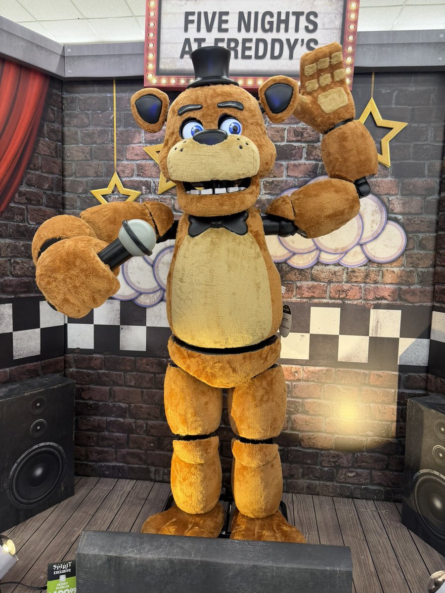 softkyojuro's tweet photo. met freddy fazbear today https://t.co/IwQG0pCDEG