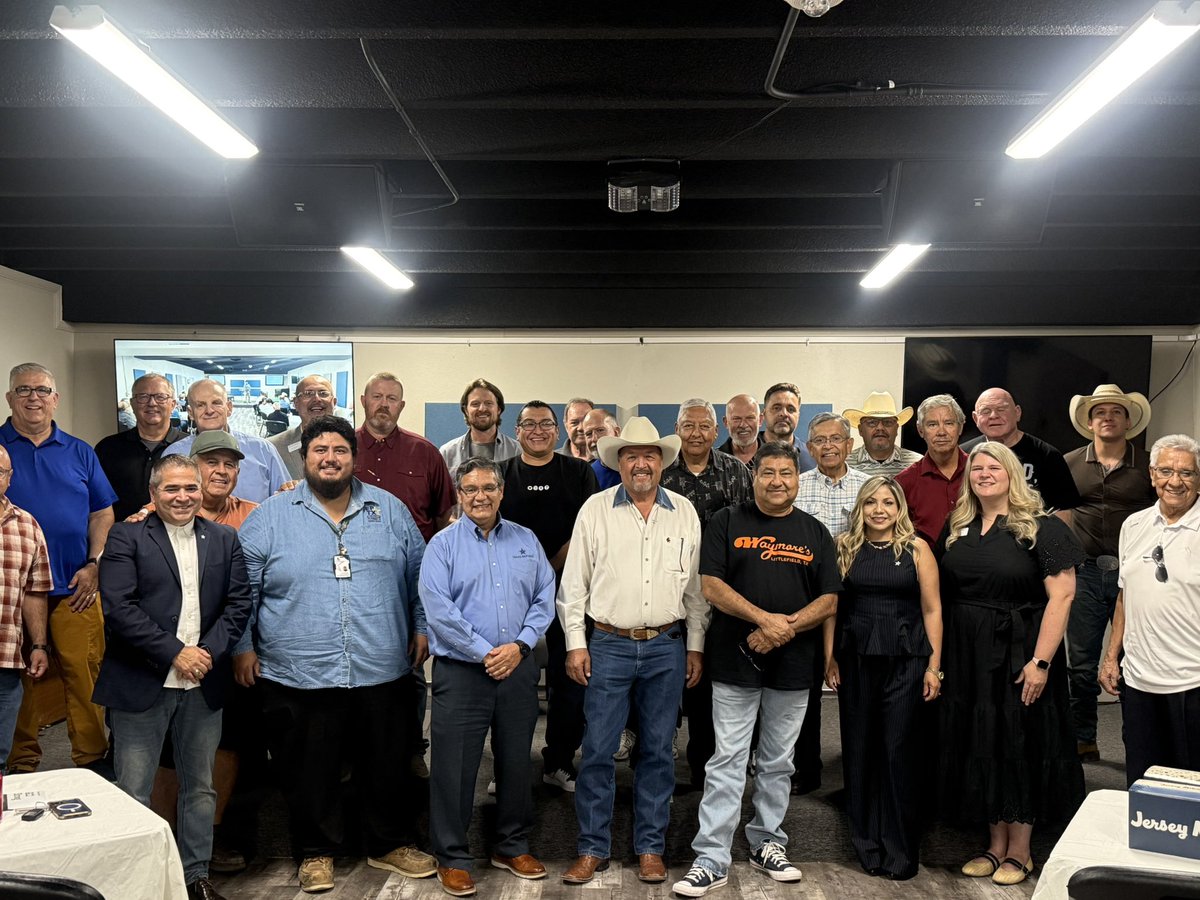 juliosguarneri's tweet photo. Grateful for the opportunity to visit with El Paso area pastors and ministry leaders over lunch. We shared about #GC2strong and what God is doing through @TexasBaptists. 

Larry Floyd and the El Paso Baptist Association are excellent partners. Churches are growing. Others are ready to engage #gc2 and church plants are flourishing. 

#cooperativeprogramstrong #kingdompartners #pastoralleadership