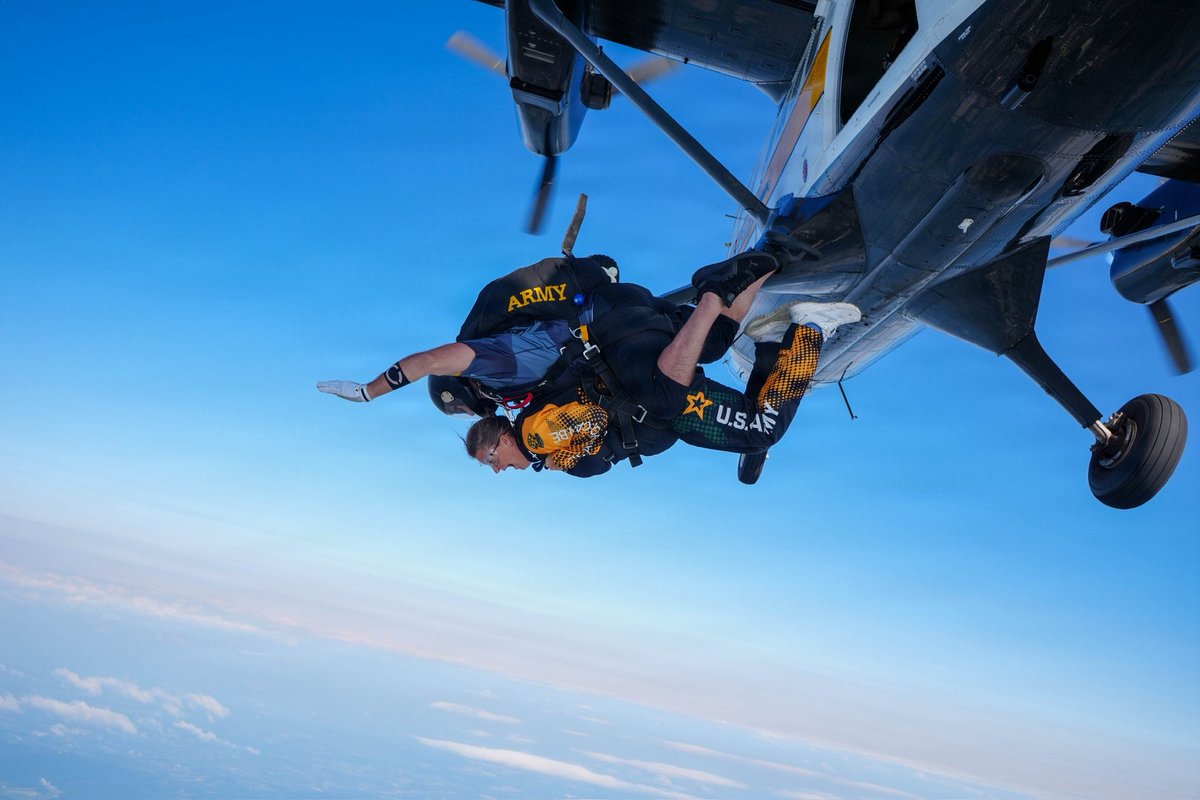 AFNtelevision's tweet photo. The Golden Knight Experience

Twelve participants, including former @MLB All-Star pitcher Jason Grilli and former @NFL wide receiver Dontez Ford, got an opportunity to experience a 12,500 feet tandem freefall with speeds up to 120 miles per hour with the @ArmyGK. https://t.co/j4Foo1JXnd