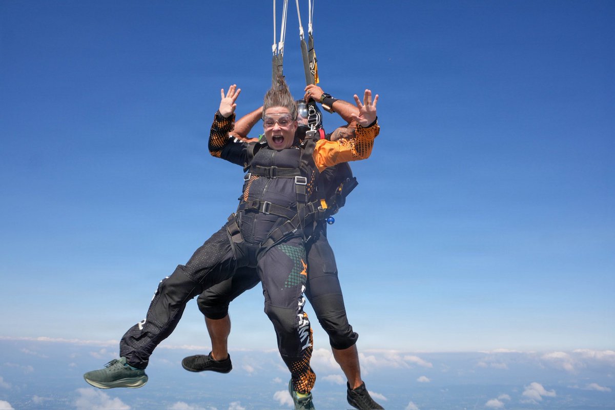 AFNtelevision's tweet photo. The Golden Knight Experience

Twelve participants, including former @MLB All-Star pitcher Jason Grilli and former @NFL wide receiver Dontez Ford, got an opportunity to experience a 12,500 feet tandem freefall with speeds up to 120 miles per hour with the @ArmyGK. https://t.co/j4Foo1JXnd