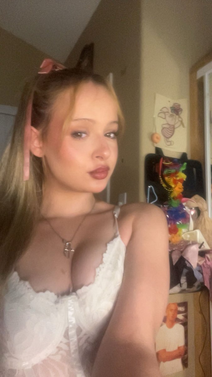 rubysecretx's tweet photo. can i dm you ;) ??? https://t.co/GWXmuFSxdu