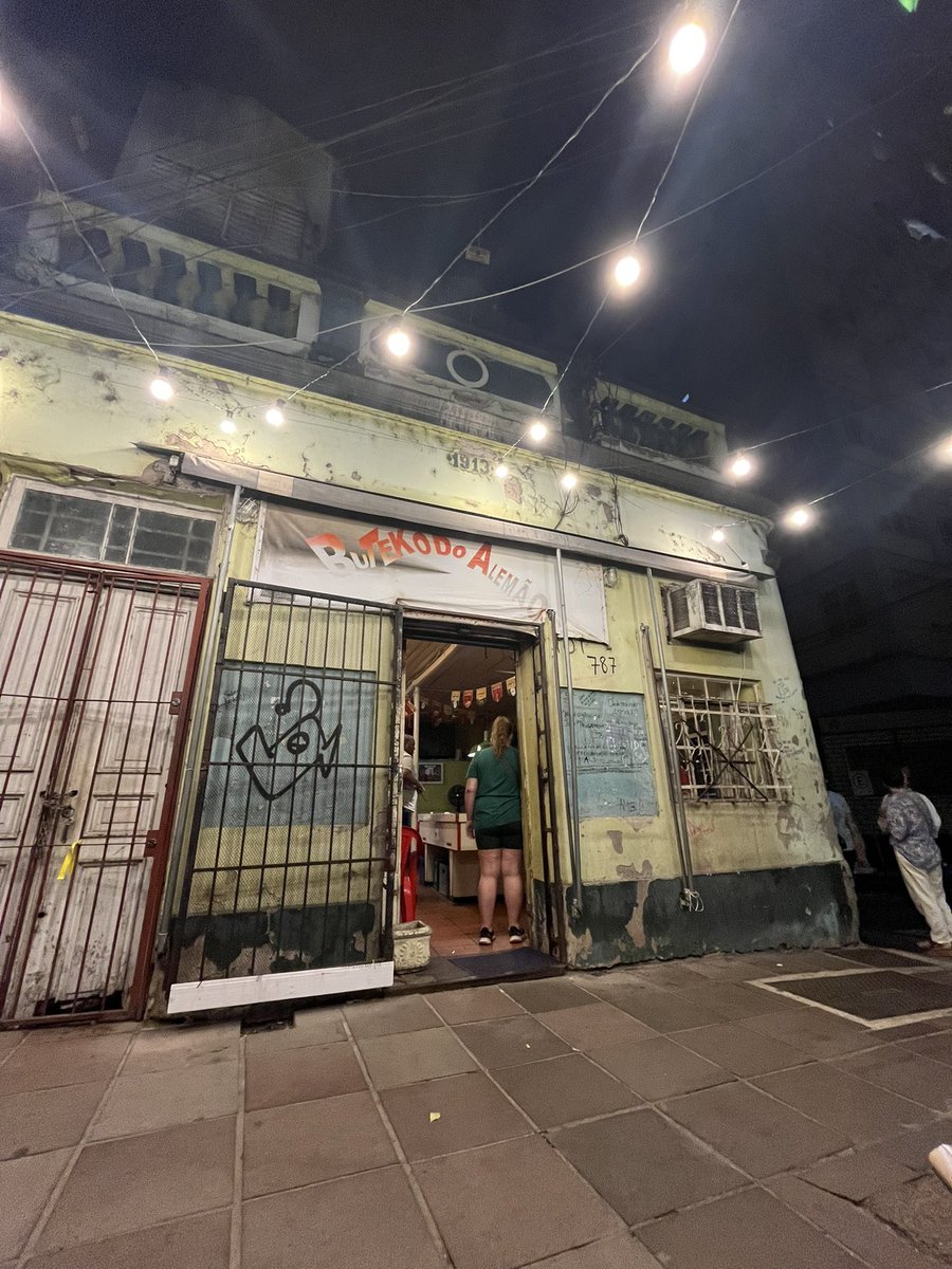felipekbca's tweet photo. não creio que em três anos morando no centro histórico nunca tinha parado NESTE local. que maravilha. o nosso ESKI BAR pqp https://t.co/lJTKAaP3c5