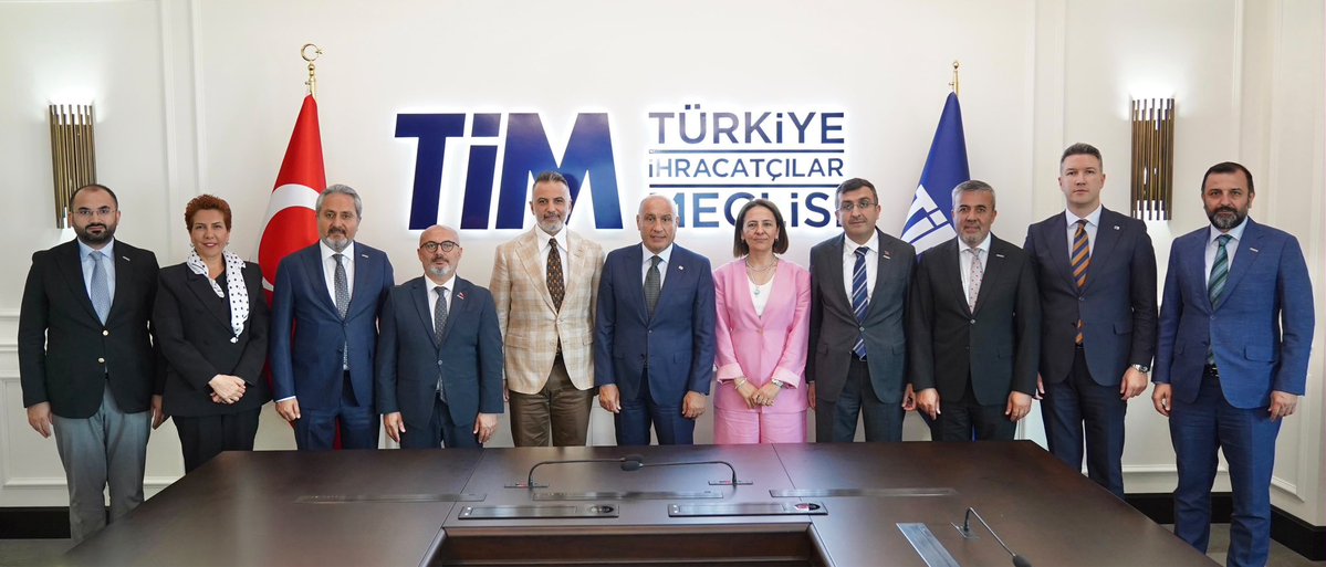 orhanaydin's tweet photo. 33.Olağan Genel Kurul sonrası Türkiye İhracatçılar Meclisi (TİM) Başkanlığına yeniden seçilen değerli dostum Sayın Mustafa Gültepe’yi ziyaret ederek tebriklerimizi ve yeni döneme ilişkin başarı dileklerimizi ilettik. 

Yeni dönemde İhracat ailemizin çatı kuruluşu @turkihracat ile @ASKON arasındaki iş birliğinin daha da güçleneceğine olan inancımız tamdır. Türkiye’nin ihracat hedeflerine ulaşmasında TİM’in üstlendiği rol ve ihracatçılarımıza sunduğu katkıları da son derece önemli buluyoruz. 

Ülkemizin ihracat yolculuğunda TİM’in öncülüğünde, iş dünyası olarak omuz omuza çalışmaya devam edeceğiz. 

Bu vesileyle yeni dönemin tüm ihracatçılarımıza ve ülkemize hayırlı olmasını temenni ediyorum.