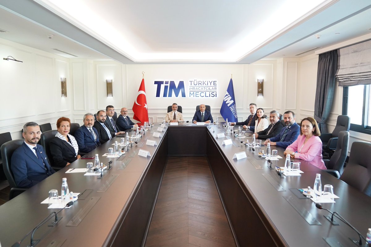 orhanaydin's tweet photo. 33.Olağan Genel Kurul sonrası Türkiye İhracatçılar Meclisi (TİM) Başkanlığına yeniden seçilen değerli dostum Sayın Mustafa Gültepe’yi ziyaret ederek tebriklerimizi ve yeni döneme ilişkin başarı dileklerimizi ilettik. 

Yeni dönemde İhracat ailemizin çatı kuruluşu @turkihracat ile @ASKON arasındaki iş birliğinin daha da güçleneceğine olan inancımız tamdır. Türkiye’nin ihracat hedeflerine ulaşmasında TİM’in üstlendiği rol ve ihracatçılarımıza sunduğu katkıları da son derece önemli buluyoruz. 

Ülkemizin ihracat yolculuğunda TİM’in öncülüğünde, iş dünyası olarak omuz omuza çalışmaya devam edeceğiz. 

Bu vesileyle yeni dönemin tüm ihracatçılarımıza ve ülkemize hayırlı olmasını temenni ediyorum.
