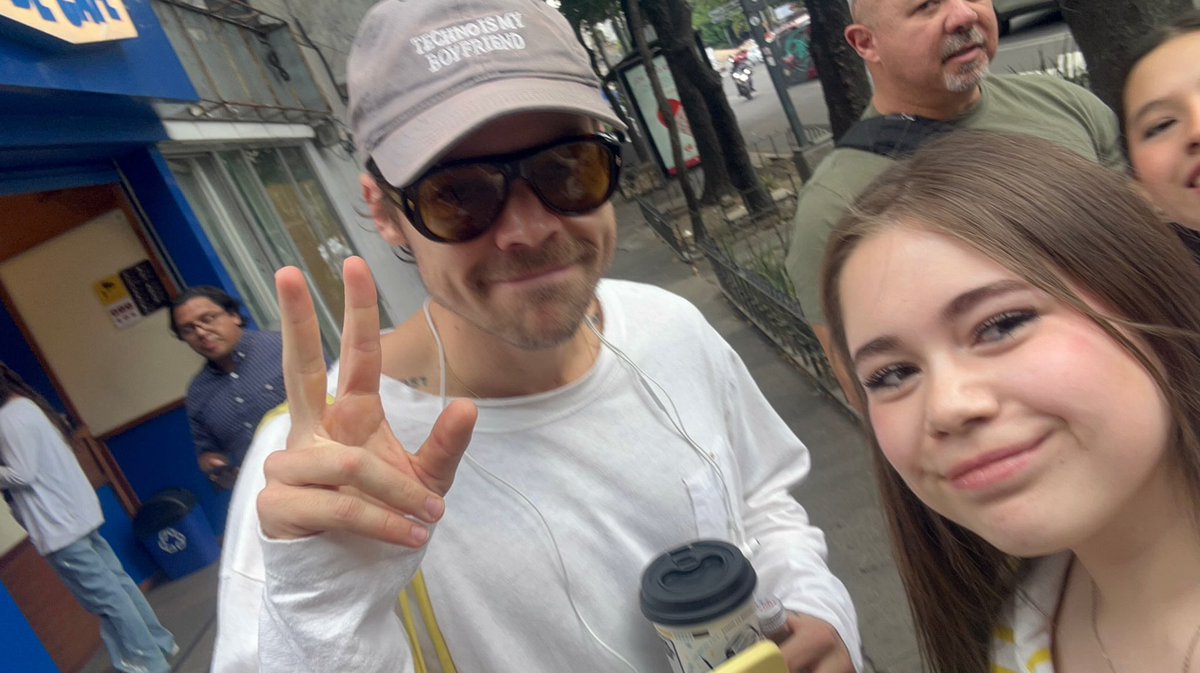 hsdaily's tweet photo. Harry with a fan out and about in Mexico City today - 3 August (via mariameledz) https://t.co/GYTaC5Lkdp