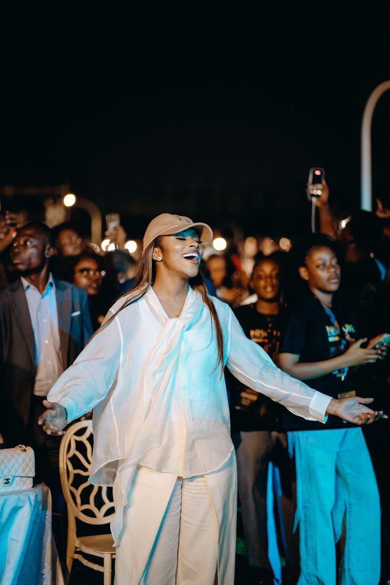 Bibishe6's tweet photo. @GraceKutino apana tuzoweya. Seul OUI JE LE VEUX c'est devant Dieu et les hommes pendant son serment de mariage. Présentez nous votre fiancé et nous allons vous aider à un OUI JE LE VEUX comme a fait ma petite Louloutte @MuadiLaeticia. Ce pays n'a pas de serment sauf UN PEUPLE, UNE NATION. Merciiiiiii. 🙏🏻🙏🏻🙏🏻