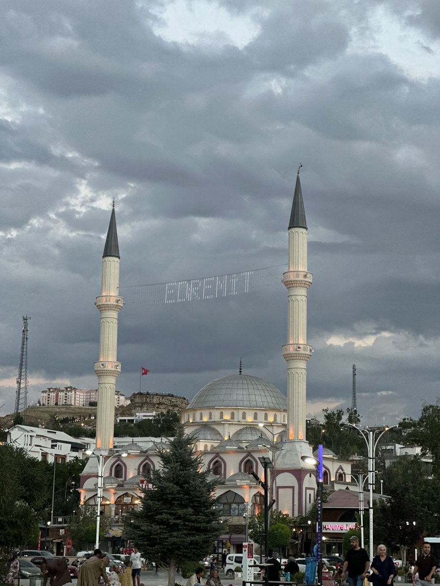ozer_erk's tweet photo. 📍#van 65

"Gökyüzü ağırlaşsa da, camilerin ışığı kalplere düşer.
Huzur, bazen sadece bakmakla gellr."

#edremit https://t.co/nqEpWmWh9o