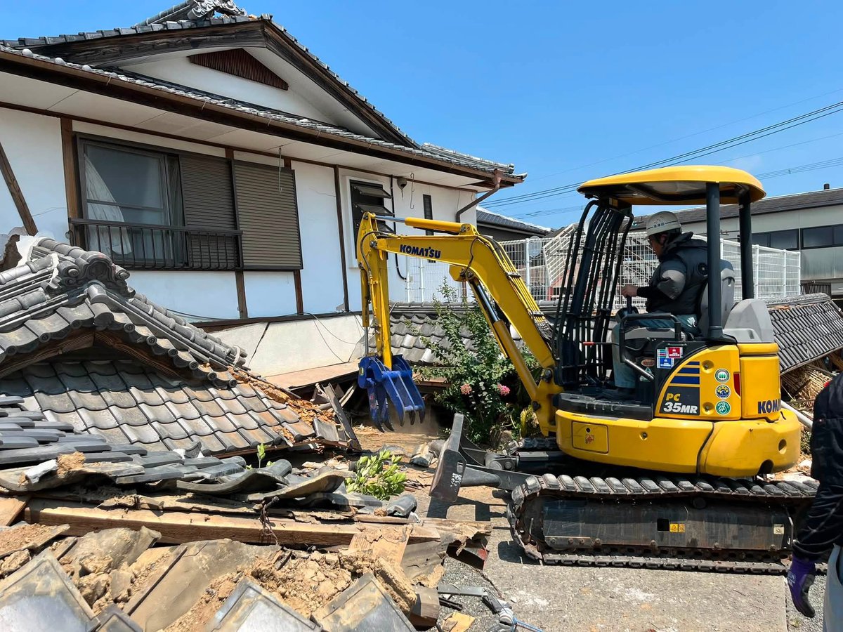 ____Usa's tweet photo. 【取り残された犬の救助】

熊本は毎日晴れて、暑い日が続いています。
昨日は40度まで上がりました。

昨日から、全壊の家の中に取り残されている犬の救出活動に入っています。
朝から18時くらいまで救出活動し、その後の暗い時間は脱走した犬や猫たちの捜索活動をしています。
現在10件の捜索依頼があります。

昨日は、犬の救助活動に、重機の応援が来てくれました。
全壊の家の中に取り残された、小さな小さな命…
たくさんの人が無事を祈ってくれています。
お友達だったワンちゃんも応援に来てくれ、残されている子に届くようにたくさん鳴いてくれました。

今日も今から捜索にはいります。
見つかりますように…
頑張ります。
