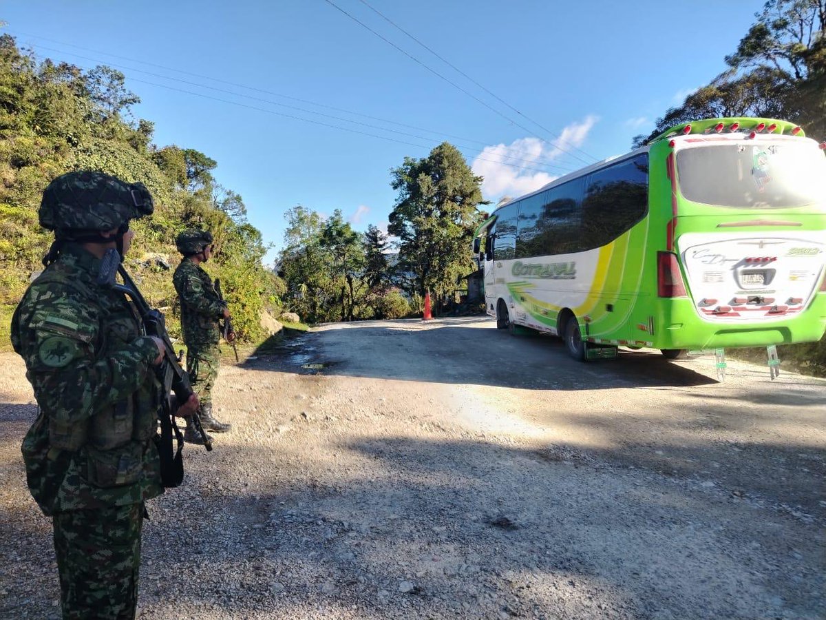 Ejercito_Div8's tweet photo. La #Brigada18, a través del Batallón Especial Energético y Vial N.° 18, adelantó puestos de control sobre la Ruta de la Soberanía, en el sector Alto de la Virgen, municipio de Toledo, Norte de Santander, fortaleciendo la seguridad, previniendo hechos que afecten la tranquilidad y brindando confianza a quienes transitan por este importante eje vial.

#PatriaHonorLealtad
#NuestroCompromisoEs🇨🇴