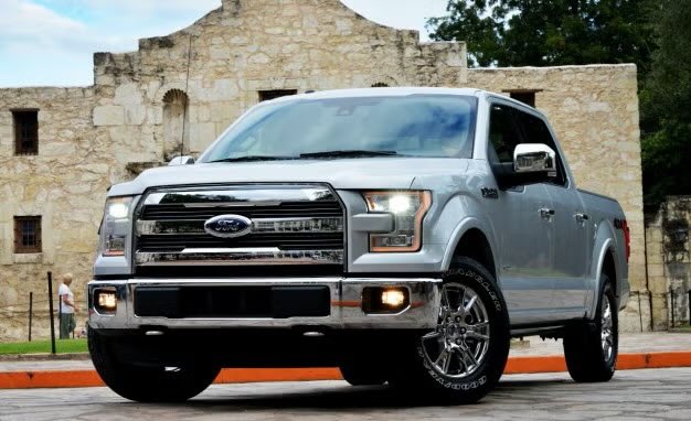 trucknakanohito's tweet photo. フォードは国民車であるF-150のボディを燃費改良の為にアルミ化すると言う大胆な選択をした。当初はトラックにアルミなんて無理と批判されたが約320kgもの軽量化に成功。燃費だけでなく積載量や牽引性能まで向上した。このアルミ化の挑戦は成功して今ではF-150を象徴する技術になった。 https://t.co/GsLSAQsiHd