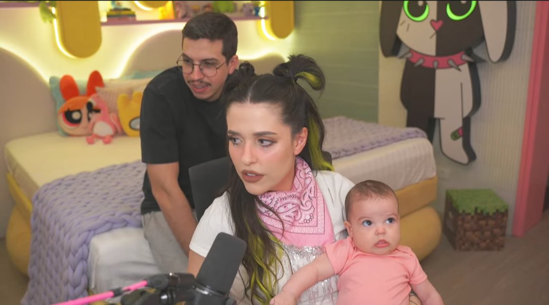 friinonxrp's tweet photo. Abri a live da Fun e por 1 segundo eu achei que a Mia tinha acabado de nascer 💀 

Depois me toquei que era a Bella https://t.co/1sJewQY0oW
