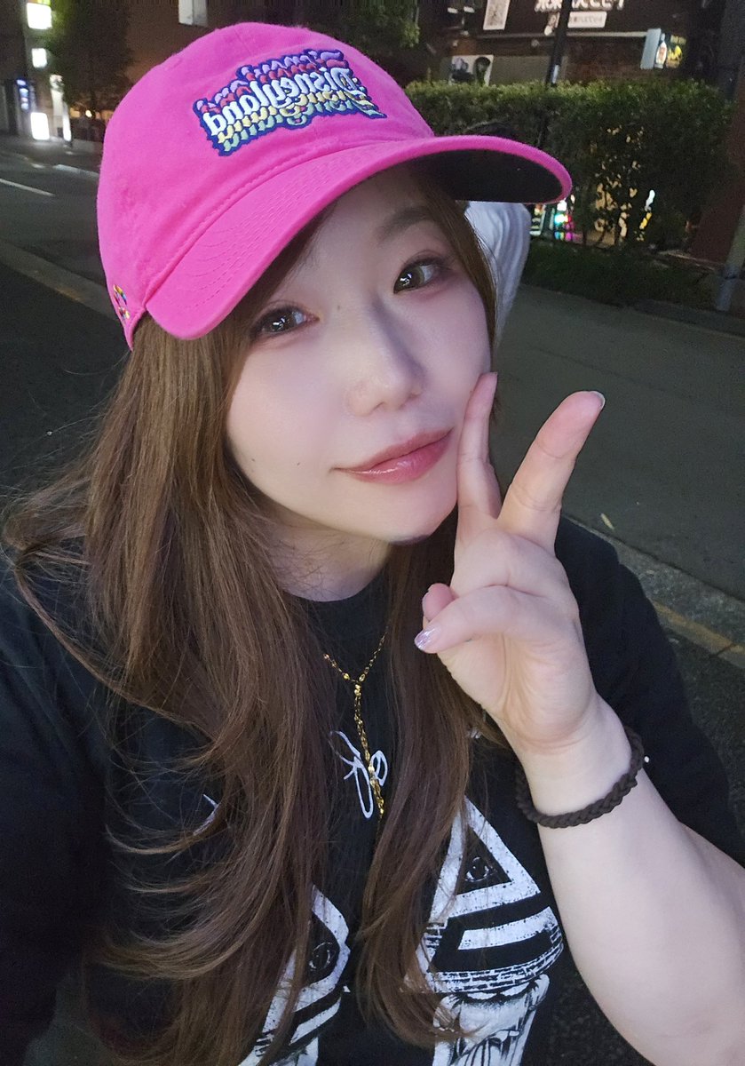 miyagimochi's tweet photo. おはようございます！
ヒゲレスラーの8月はわりと暇でして😂
そんな今月はプライベートを充実させる時！リア充報告をこまめに発信するよー！！
みんなついてきてくれるかなーー？
ちょちょの帽子拝借したーーーどう？笑
ヒゲのおかげでいつもより顔が長い気がする笑
#夏実の1ミリ https://t.co/QbI2EzMP8s