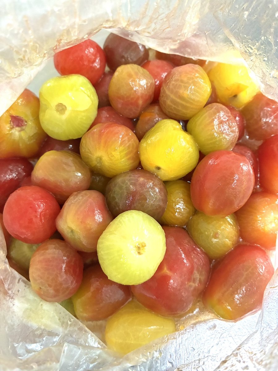 ngshsn's tweet photo. 職場の人が大量のカラフルミニトマトくれたから、それを湯むきしてハニーマリネにした。おいしい〜 https://t.co/SjlQEGUK5r