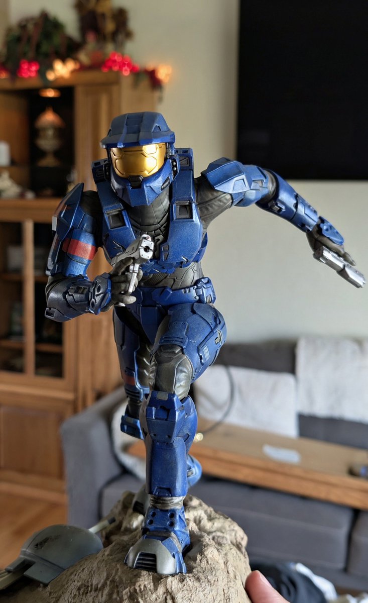 NYNXll's tweet photo. In 2007, Kotobukiya created a line of PVC Spartan Statues for the launch of Halo 3.

Among them, was the Blue Spartan, which was only available by winning an online raffle through 7/11 when purchasing Game Fuel- it was not purchasable.

Today I got my hands on one brand new. https://t.co/Lab018wlYn