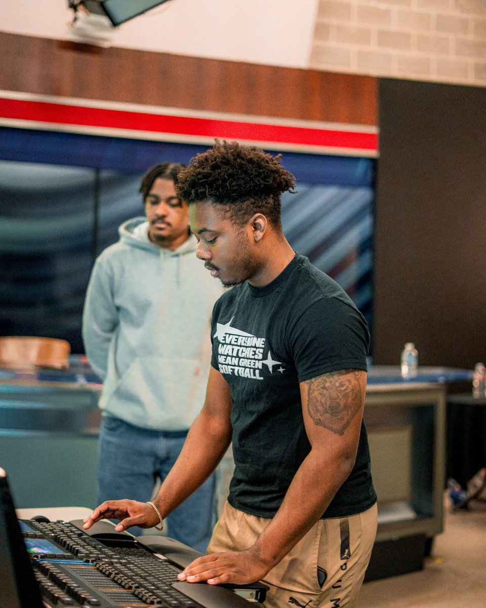 MediaArts_UNT's tweet photo. Earlier this year, we got to sit in on some of Professor Greg Oldenburg’s Mobile TV Production course. The class learned all about what it takes to produce a live show on a mobile truck and even invited guest speakers from the industry. https://t.co/LdME7T4oGZ
