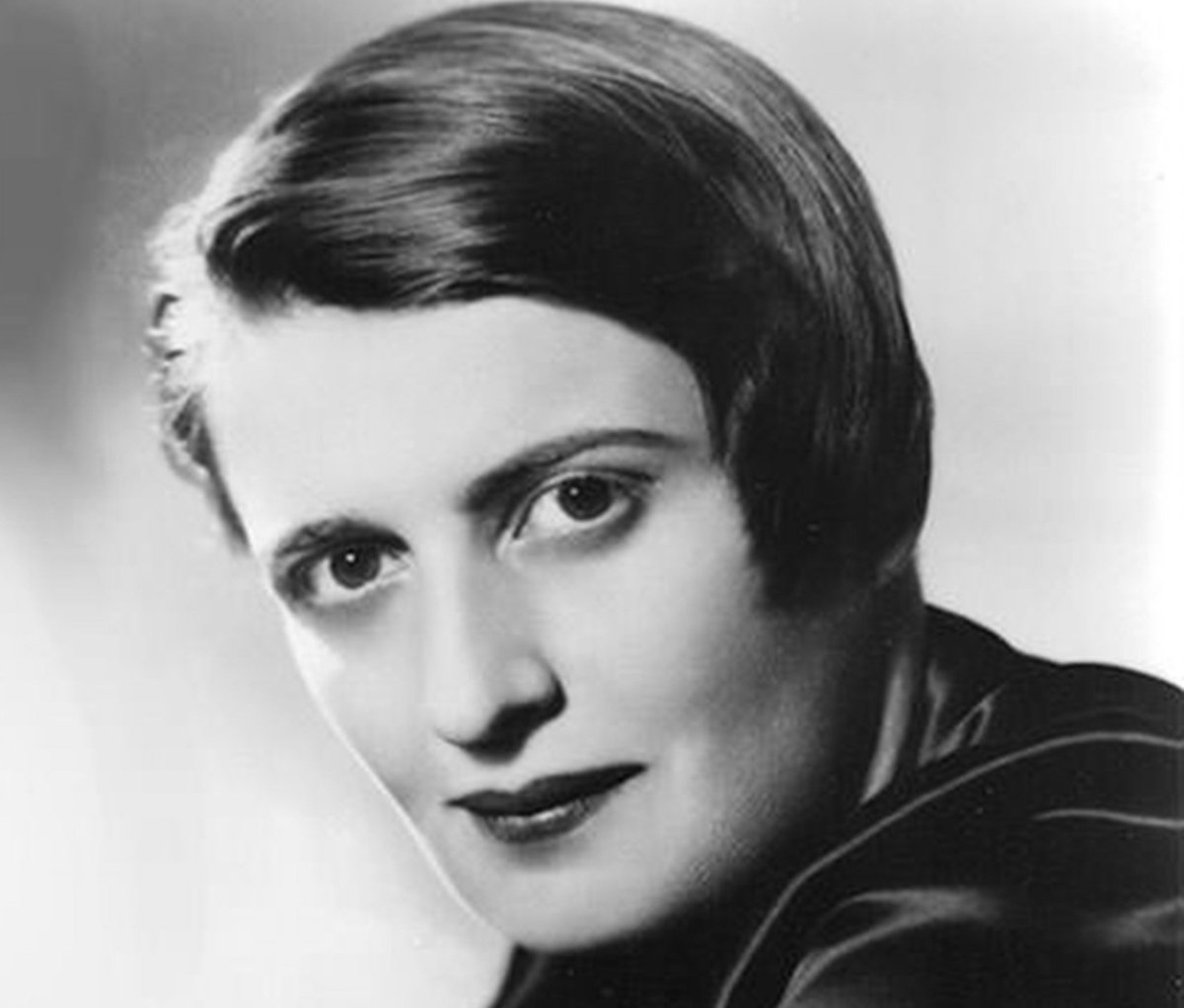 jon_delorraine's tweet photo. "La Grève" d’Ayn Rand raconte l’effondrement d’un pays dans lequel ceux qui produisent sont progressivement punis pour leur réussite.

Les entreprises ferment, les infrastructures se dégradent, les pénuries apparaissent. Mais à chaque crise, l’État répond par davantage de contrôles, de contraintes et de redistribution.

Les entreprises inefficaces sont protégées. Les plus performantes sont accusées de nuire à l’intérêt général. Les concurrents incapables d’innover utilisent le pouvoir politique pour ralentir ceux qui réussissent.

Dagny Taggart dirige une compagnie ferroviaire. Elle passe son temps à réparer les erreurs de son frère, des bureaucrates et des dirigeants incapables.

C’est l’une des idées centrales du livre : un système défaillant peut survivre longtemps grâce à quelques personnes compétentes qui compensent tout en silence.

Hank Rearden, lui, invente un métal révolutionnaire. Au lieu d’être récompensé, il devient une cible. On veut limiter sa production, récupérer son invention et lui faire honte de sa réussite.

Peu à peu, les meilleurs industriels, ingénieurs et inventeurs disparaissent.

Derrière ces disparitions se trouve John Galt. Il a compris que le système ne tient que parce que ceux qu’il exploite continuent malgré tout à le faire fonctionner.

Il organise donc une grève particulière : non pas celle des ouvriers, mais celle de l’intelligence, de la compétence et de la responsabilité.
Les producteurs ne sabotent rien. Ils cessent simplement de réparer, d’inventer et de porter un monde qui les condamne tout en dépendant entièrement d’eux.

Le titre original, « Atlas Shrugged », résume le livre.
Atlas porte le monde sur ses épaules.

Ayn Rand pose une question : que se passe-t-il si Atlas décide de hausser les épaules et de laisser tomber le monde ?

Le pouvoir finit par vouloir tout figer : les entreprises ne peuvent plus fermer, les salariés ne peuvent plus partir, les prix sont bloqués, les brevets saisis.

Mais on peut saisir une usine sans savoir la faire fonctionner.
On peut confisquer une invention sans être capable d’en créer une nouvelle.
On peut imposer l’obéissance. On ne peut pas imposer l’intelligence.

C’est ce que raconte "La Grève".

Une société peut longtemps mépriser ceux qui la font fonctionner.
Mais elle ne peut pas survivre lorsqu’ils décident de ne plus la porter.