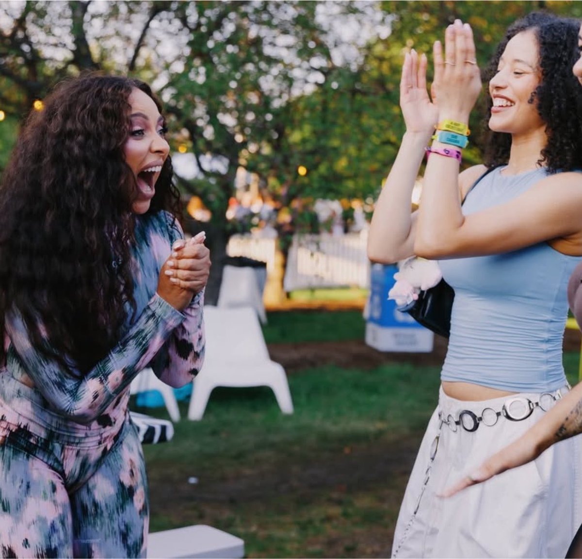jadethirlwalIbr's tweet photo. Jade com a atriz Chase Infiniti nos bastidores do Lollapalooza. https://t.co/PPLbs1FDmo