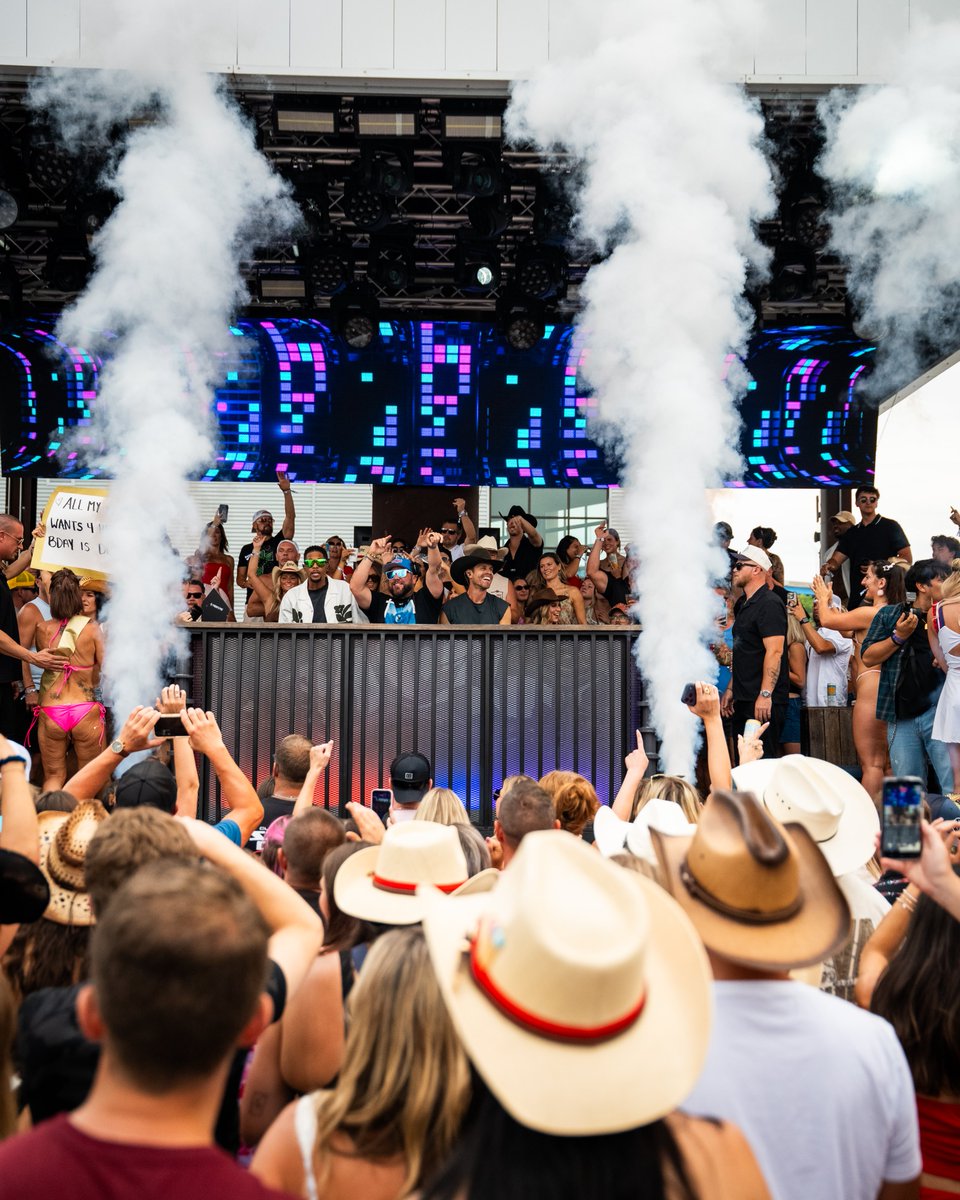 dustinlynch's tweet photo. Cleveland! Had the best Saturday partyin’ at @FWDnightclub with y’all 👊 https://t.co/XSCWbuLij1