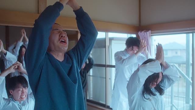 YUI3MOV's tweet photo. アマプラで見てガチで衝撃的だった映画

「自分はカルト宗教とは無縁」

そう思ってる人こそ見た方が良いです。

【あらすじ】
どこにでもいる普通の新卒OLの湯川華。
彼女は、騙されてマルチ商法企業に入社してしまい、上司から理不尽な叱責を受ける毎日を送る。
そんな中、とある事件をきっかけに心に深い傷を負う。

ある日、人気YouTuberの紹介動画をきっかけに、カルト宗教「ニルヴァーナ」に心の救いを求め、のめり込んでいく彼女。
そこには、自分が会社員生活で見出す事の出来なかった、心の平和を見いだせたかに思った。

しかし彼女は、やがて教団の恐ろしい実態を知り、引き返せなくなっていく──。