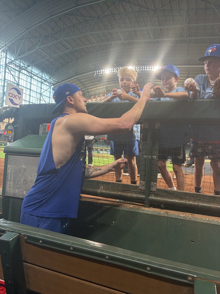 MitchBannon's tweet photo. Jeff Hoffman spoke with us after his trade: “I think all organizations should strive to be like Toronto.”

He then stopped to sign some autographs before leaving the #BlueJays clubhouse. https://t.co/GHEyDasReR