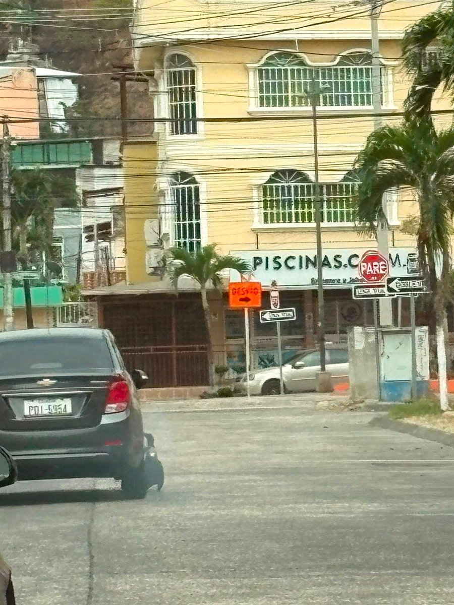 EmergenciasEc's tweet photo. #DenunciaCiudadana
Este conductor chocó dos vehículos estacionados en el sector de Urdenor 2 y luego se dio a la fuga. https://t.co/DIpv4RzYof