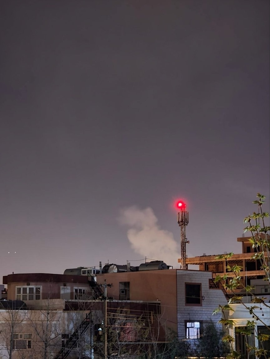 MarioNawfal's tweet photo. 🇮🇷 Iran just sent a kamikaze drone into Iraqi Kurdistan.

At least one reportedly hit the headquarters of a separatist group in Erbil, according to early reports.

Writer: Lynn / Source: GeoPWatch https://t.co/UrULacgIXR