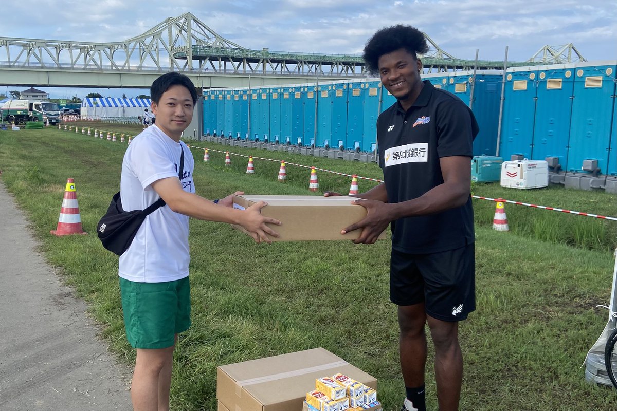 naxbb_rb's tweet photo. 📅8月4日(火) AM6:00〜
📝早朝清掃ボランティア参加報告

#ムトンボ・ジャン・ピエール 選手が、長岡まつり大花火大会2日目の早朝清掃ボランティアに参加しました🧹

参加者の皆さまから「ジャンピ！」と声をかけていただく場面もあり、交流を楽しみながら清掃活動に取り組みました。

グッドアクション！
世界一マナーのいい花火大会へ ──

新潟アルビレックスＢＢは、これからも地域貢献活動に取り組んでまいります🤝🏻✨