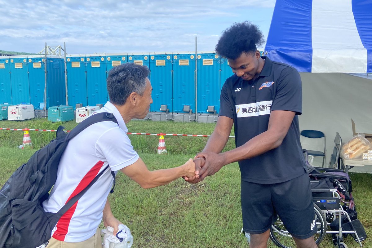 naxbb_rb's tweet photo. 📅8月4日(火) AM6:00〜
📝早朝清掃ボランティア参加報告

#ムトンボ・ジャン・ピエール 選手が、長岡まつり大花火大会2日目の早朝清掃ボランティアに参加しました🧹

参加者の皆さまから「ジャンピ！」と声をかけていただく場面もあり、交流を楽しみながら清掃活動に取り組みました。

グッドアクション！
世界一マナーのいい花火大会へ ──

新潟アルビレックスＢＢは、これからも地域貢献活動に取り組んでまいります🤝🏻✨