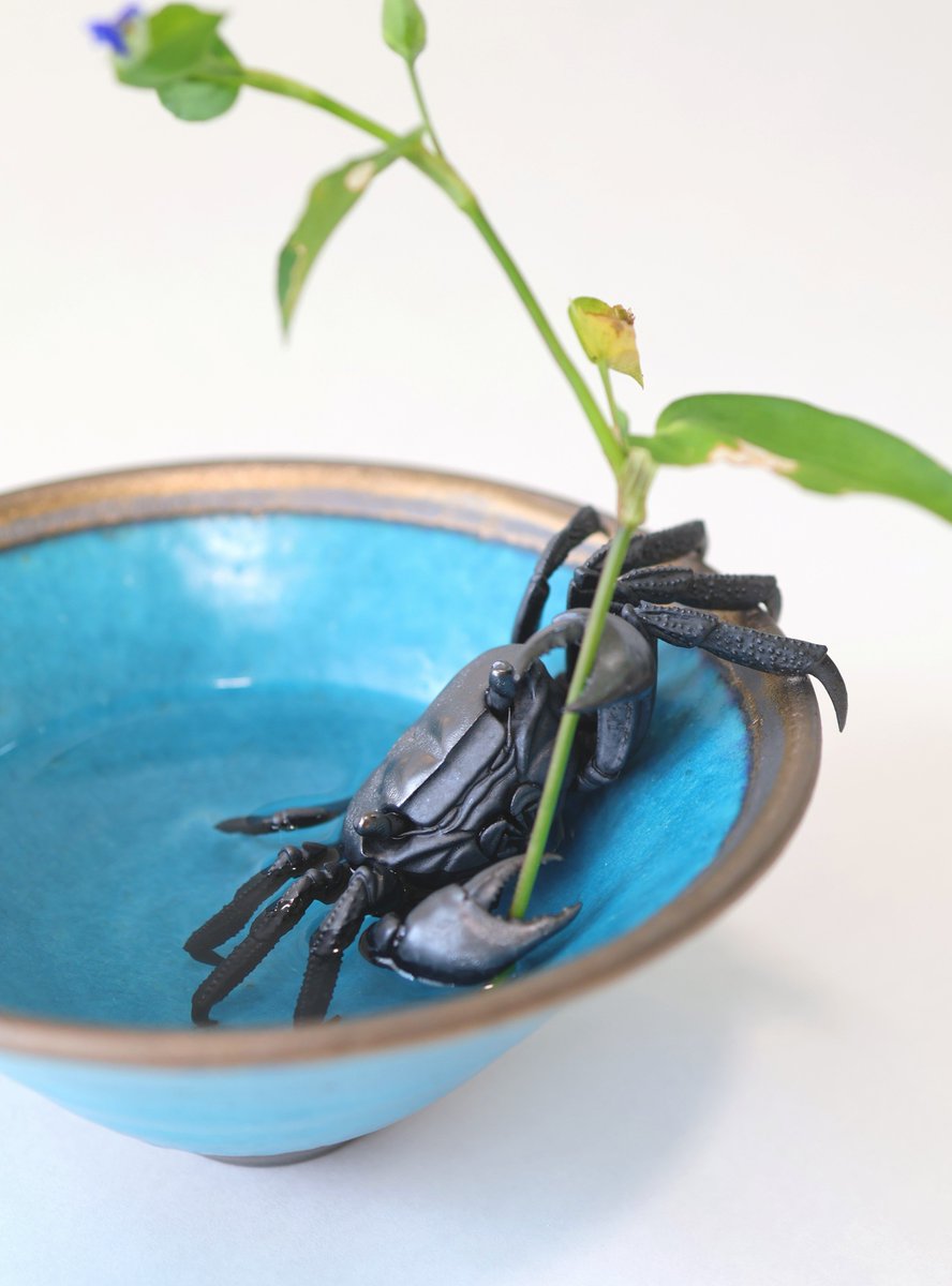 S_Nomura2000's tweet photo. カニが生けた花を掴む一輪挿しの新作です。
このままカニが茶碗から走って逃げていきそうな仕上がりになりました。

明日8月5日から日本橋三越で始まる現代作家茶碗特集用に制作しました。ほぼ花生けで、これで抹茶を点てるのは至難の技かと思います…
多くの方に見ていただけますと幸いです！ https://t.co/EeqMKLFfOK