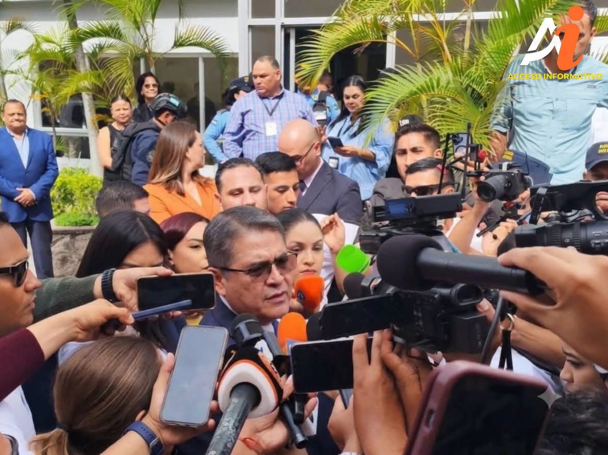 AnonimoSV503's tweet photo. El expresidente de Honduras, Juan Orlando Hernández, se presentó voluntariamente junto a su familia ante la Corte Suprema de Justicia para cumplir con su audiencia de declaración de imputado.

 Durante su llegada, el exmandatario denunció ser víctima de una "persecución" y afirmó que se encuentra en indefensión al haber recursos pendientes de resolver. Además, aclaró que no buscará ampararse en ninguna amnistía del Congreso Nacional y que dejará su caso totalmente en manos de las autoridades judiciales.