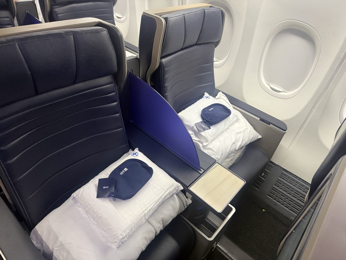 dmabner's tweet photo. Notice the depiction of the seat- that ain’t how UA’s app and website depict Polaris class lie flat seats when I’m trying to book a flight.. 

somebody help me understand how this ain’t “bait and switch”?? https://t.co/IhQxsI4t4b