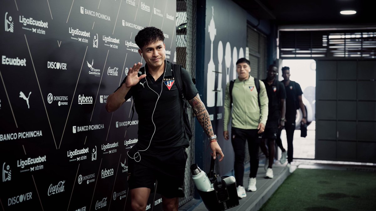 LDU_Oficial's tweet photo. Guerreros en casa ✅

Vamos los Centrales🔥

🆚 #LIGADelfin 
🏆 #LigaEcuabetconectadaporXtrim

#VamosLIGA #GuerrerosAlbos https://t.co/wE8CgWNxVr