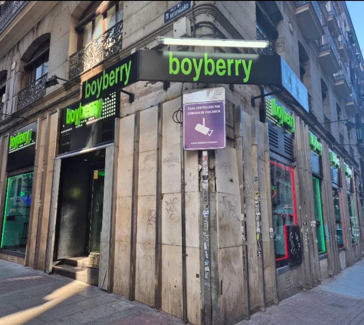 spotkaz_'s tweet photo. querida mamá

ya he llegado a la ciudad, como tenía hambre le he preguntado a un yokai muy agradable llamada Trakanyan donde podía conseguir comida y me ha mandado a este lugar, creo que hacen fantasquebollos https://t.co/7W1PJ8zQDa