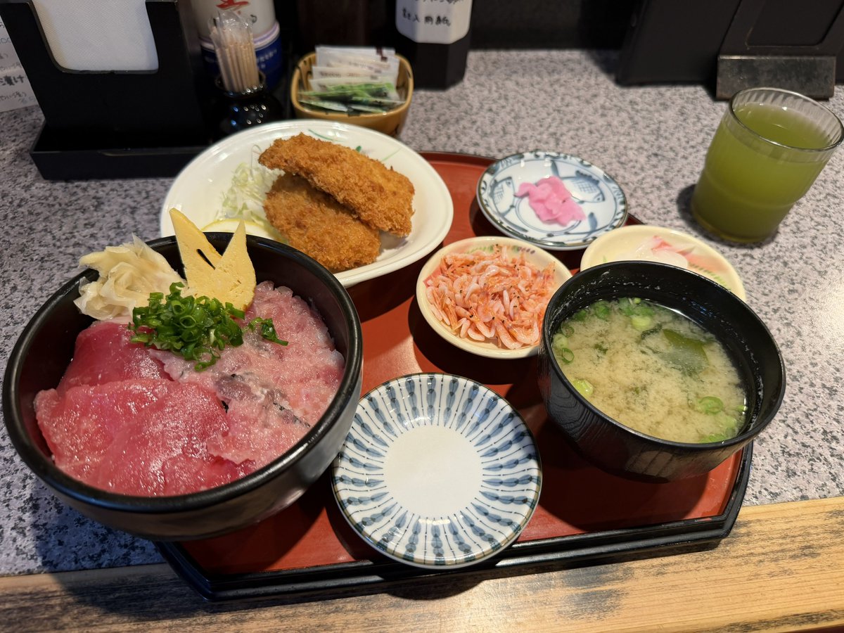 mogupy's tweet photo. 沼津漁港飯。と言っても今日はまだ一件しか開いてなかったから選択肢なし。でもちゃんとうまかったから良かったよ。 https://t.co/CqMrh9T4Lm