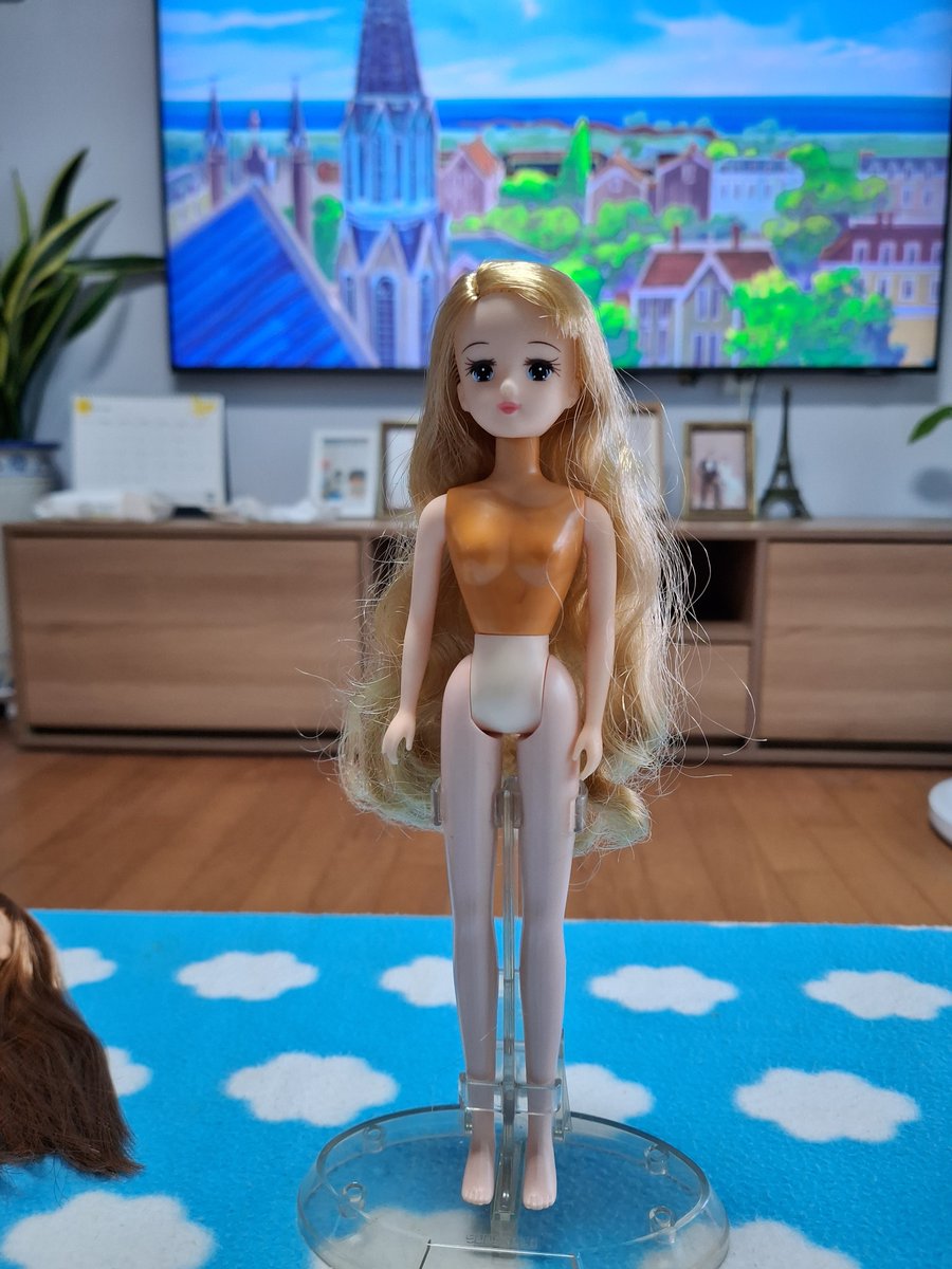 a921kys's tweet photo. 私が利用している人形カフェ 一律1万ウォン（韓国ウォン）で販売しているので 知り合いに頼んで代理購入してもらい、事前に受け取ったのですが、髪の状態が
私の世界では熱湯ケアが必要です https://t.co/j0mS5UVhhg