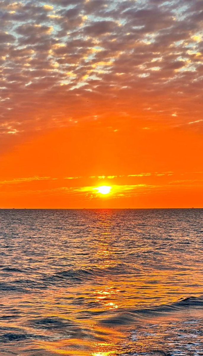 sol_anum's tweet photo. [刚偶遇的海边日落把整片天空染成橘粉色，踩在软乎乎的细沙上，连风都裹着咸甜的味道，这趟说走就走的短途旅行值了]， https://t.co/zeR61qqxOz
