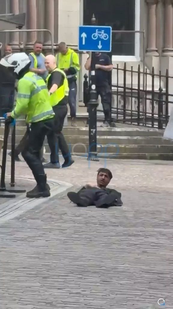 MediaSOI's tweet photo. A knifeman in Bradford City Center was tasered after refusing to drop his weapon this morning.

Just in case you’re blind, it’s one of them again 

https://t.co/OK8F8xvqFV https://t.co/k6cJku3riU