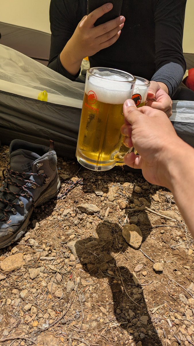 SakuraMatatabi's tweet photo. 6月の八ヶ岳周りの百名山4座回収1泊2日

赤岳、蓼科山、霧ヶ峰、美ヶ原
一緒に百名山やりたいねとなった同僚の初テント泊登山の回

初日の赤岳は大変天気が良く、ビールも美味かった
これが楽しみで山に来ている

蓼科山は半分より上はずっとゴーロだったが
意外と登りやすくスイスイいけた https://t.co/iH4dvzEF5w