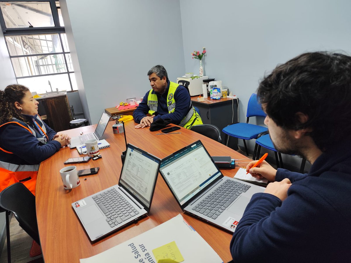 Senapredaraucan's tweet photo. Equipo #SENAPREDLaAraucanía, se reunió con el director de #GRD de la comuna de Pitrufquén para apoyar en el levantamiento de afectación producto de las crecidas de ríos, además de asesorar en la elaboración de informes ALFA para solicitud de elementos de ayuda. https://t.co/pYmAzvDvWW
