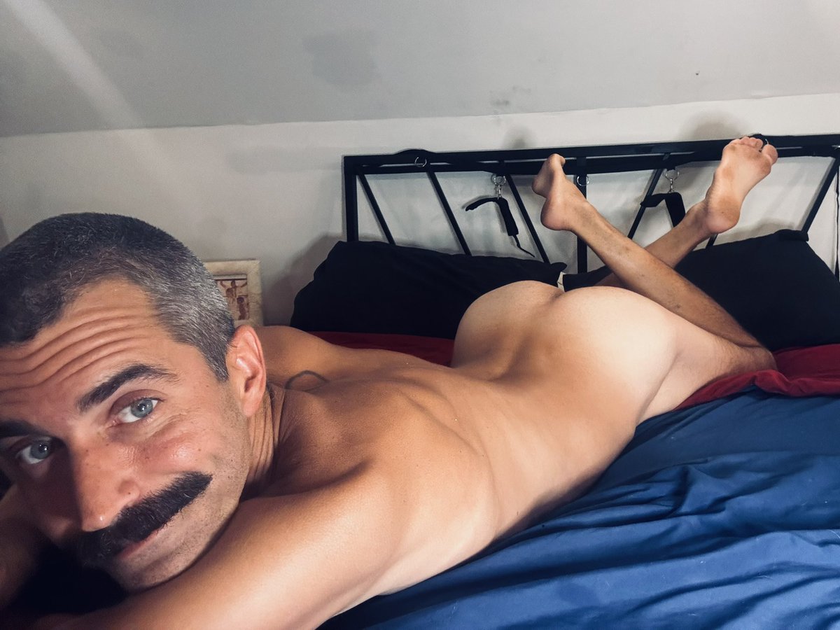 Mowgli_Man1's tweet photo. Foot prints on the ceiling 😎 #badboy #goodboy #MaleCreator #gay #feet 

https://t.co/sR18iFFgU7 https://t.co/7lvmvJ9Awa