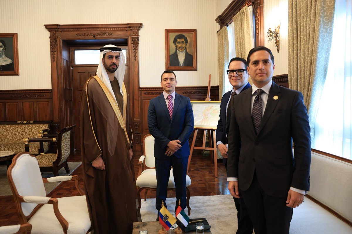 Presidencia_Ec's tweet photo. Ecuador impulsa la atracción de inversiones y la innovación. 🇪🇨🤝🇦🇪

El presidente @DanielNoboaOk mantuvo una reunión con su Excelencia Omar Sultan Al Olama, @OmarSAlolama, ministro de Estado para Inteligencia Artificial de los Emiratos Árabes Unidos, que fortalece la cooperación en seguridad, inversión, transformación digital, logística, infraestructura, entre otros.