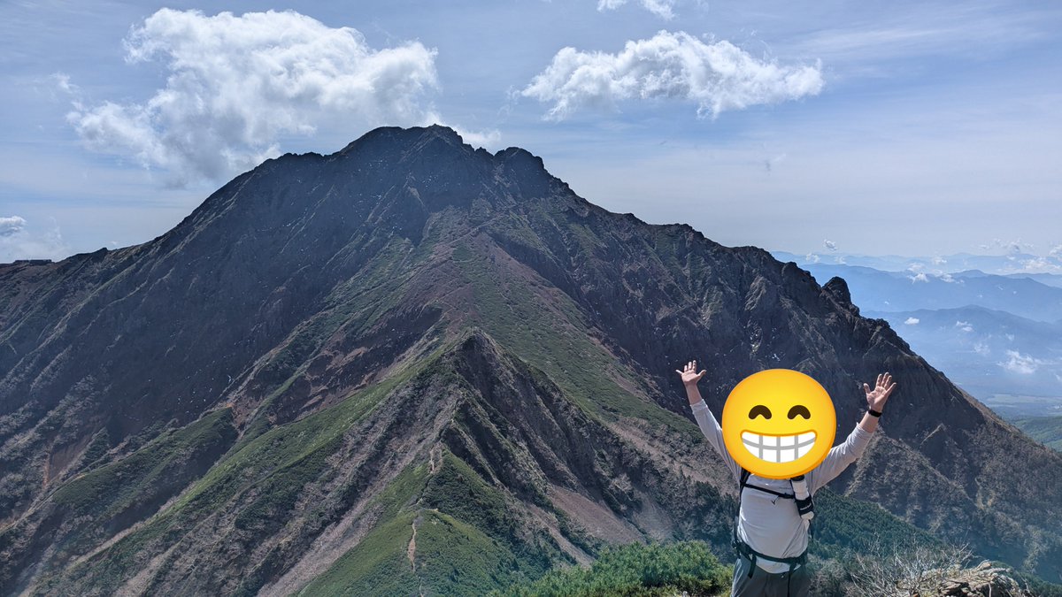 SakuraMatatabi's tweet photo. 6月の八ヶ岳周りの百名山4座回収1泊2日

赤岳、蓼科山、霧ヶ峰、美ヶ原
一緒に百名山やりたいねとなった同僚の初テント泊登山の回

初日の赤岳は大変天気が良く、ビールも美味かった
これが楽しみで山に来ている

蓼科山は半分より上はずっとゴーロだったが
意外と登りやすくスイスイいけた https://t.co/iH4dvzEF5w
