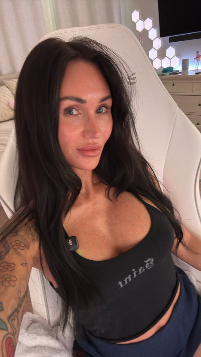 WestHouseTV's tweet photo. Live on CB https://t.co/MAlafrDmto