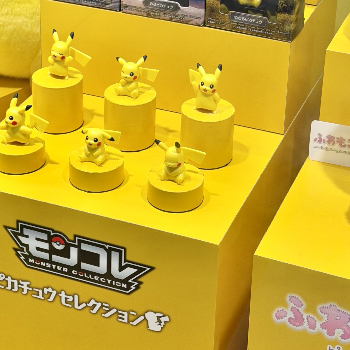 pikachu_pcn's tweet photo. 9月の新商品、モンコレ ピカチュウセレクションのねむるピカチュウもいます

ピカチュウだいしゅうごう（品川駅） https://t.co/fjcICdOeO6