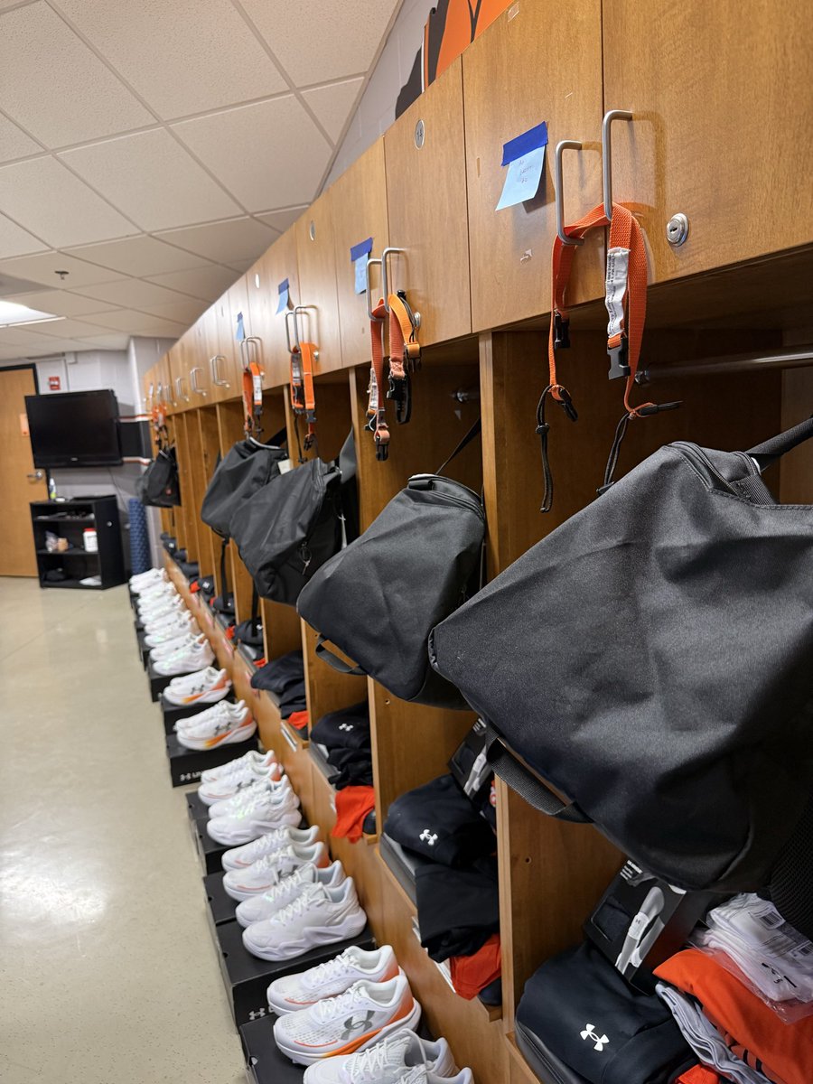 GoCamelsVB's tweet photo. New gear glow ✨

#RollHumps https://t.co/V9pVUMh3Ki