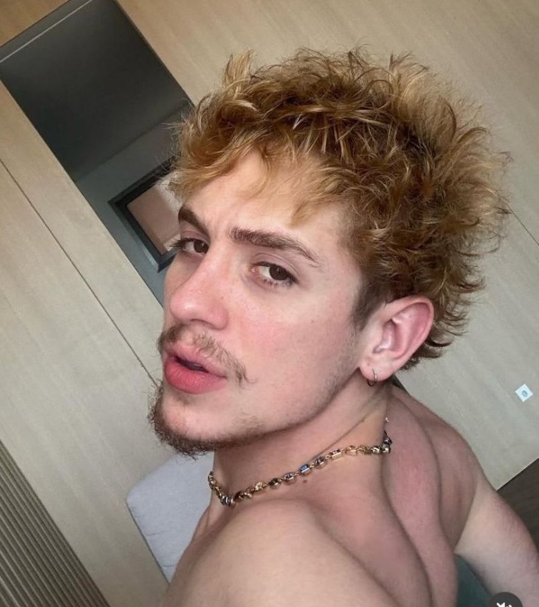 poptime's tweet photo. Veterano Alexandre Nero sobre ter que atuar ao lado do novato Juliano Floss em nova novela: 

“Eu não conheço. Então eu não sei o que achar. Deixa eu trabalhar com ele, aí pode perguntar, aí eu posso saber”.

Na trama, os dois vão interpretar pai e filho e se envolver em um triângulo amoroso com a mesma mulher.