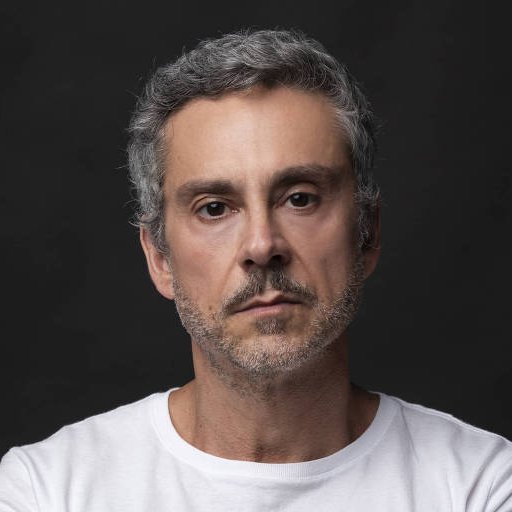 poptime's tweet photo. Veterano Alexandre Nero sobre ter que atuar ao lado do novato Juliano Floss em nova novela: 

“Eu não conheço. Então eu não sei o que achar. Deixa eu trabalhar com ele, aí pode perguntar, aí eu posso saber”.

Na trama, os dois vão interpretar pai e filho e se envolver em um triângulo amoroso com a mesma mulher.