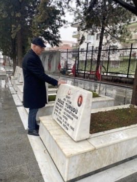 mustafakosemus's tweet photo. Bugün günlerden Şehit Oğuz Türüdü…
🇹🇷❤️🇹🇷

4 Ağustos 1995’te Şırnak’ta, teröristlerle girilen çatışmada vatanı, bayrağı ve aziz Türk milleti uğruna şehadete yürüyen Muhabere Üsteğmen Oğuz Türüdü’yü rahmet, minnet ve saygıyla anıyorum.

İnsan isyan ediyor… Yüreği paramparça oluyor.

Kalk Oğuz Ağabey, kalk… Uğruna can verdiğin vatana bir bak. Sen, bu topraklarda terörün kökü kazınsın diye canını feda ettin; bugün ise bazıları, uğruna şehit düştüğün mücadeleyi yok sayıp terörü meşrulaştırmanın yollarını arıyor.

Ama bil ki; yüce Türk millet seni de, silah arkadaşlarını da, uğruna can verdiğiniz değerleri de asla unutmayacak. Şehitlerin emanetine sahip çıkacak vicdan sahibi insanlar var oldukça, verdiğiniz mücadele de yaşayacaktır.

Aziz ve asil ruhun şad, mekânın cennet olsun. Unutmadık, unutturmayacağız.