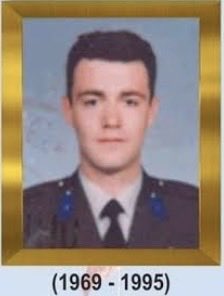 mustafakosemus's tweet photo. Bugün günlerden Şehit Oğuz Türüdü…
🇹🇷❤️🇹🇷

4 Ağustos 1995’te Şırnak’ta, teröristlerle girilen çatışmada vatanı, bayrağı ve aziz Türk milleti uğruna şehadete yürüyen Muhabere Üsteğmen Oğuz Türüdü’yü rahmet, minnet ve saygıyla anıyorum.

İnsan isyan ediyor… Yüreği paramparça oluyor.

Kalk Oğuz Ağabey, kalk… Uğruna can verdiğin vatana bir bak. Sen, bu topraklarda terörün kökü kazınsın diye canını feda ettin; bugün ise bazıları, uğruna şehit düştüğün mücadeleyi yok sayıp terörü meşrulaştırmanın yollarını arıyor.

Ama bil ki; yüce Türk millet seni de, silah arkadaşlarını da, uğruna can verdiğiniz değerleri de asla unutmayacak. Şehitlerin emanetine sahip çıkacak vicdan sahibi insanlar var oldukça, verdiğiniz mücadele de yaşayacaktır.

Aziz ve asil ruhun şad, mekânın cennet olsun. Unutmadık, unutturmayacağız.
