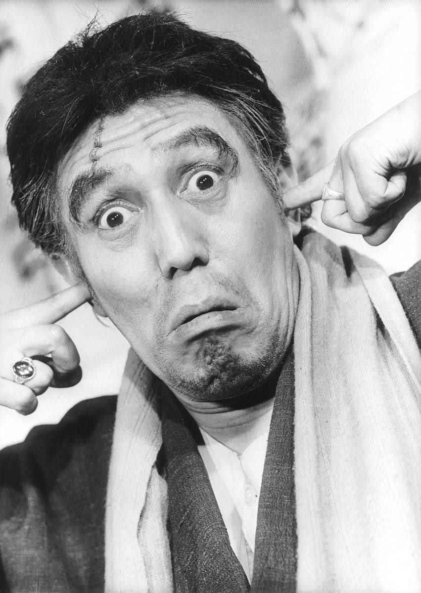 yoiinago417's tweet photo. 昨日は伊藤雄之助氏誕生日｡｢しとやかな獣｣｢忍びの者｣そして｢太陽を盗んだ男｣の怪演に｢かあちゃん｣｢続警察日記｣の人間味｡特に｢黄色いからす｣｢あなた買います｣の飄々とした中に苦悩を滲ませた演技は格別です｡この得難い名優が60歳で亡くなっている事が､私にはどうして信じられません｡ https://t.co/ok4v94RfYh